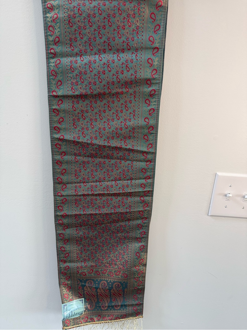 Elegant Paisley Green and Red Silk-Blend Scarf